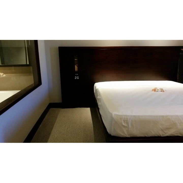 King size Tanoa style bed without headboard. Mahogany.